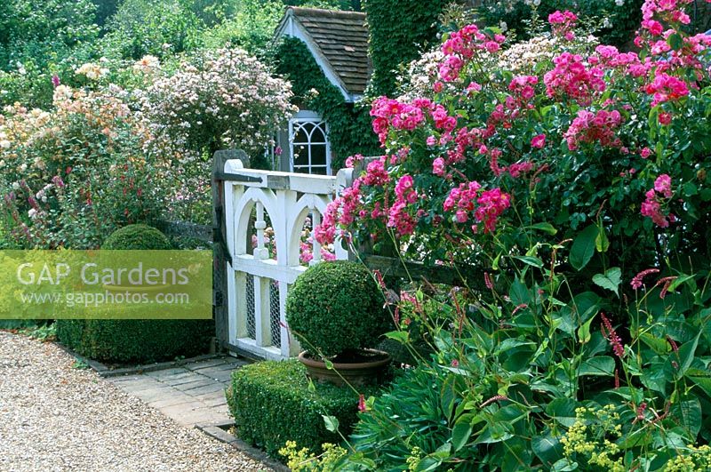 Porte blanche à l'entrée du jardin du chalet à Frith Lodge à Sussex