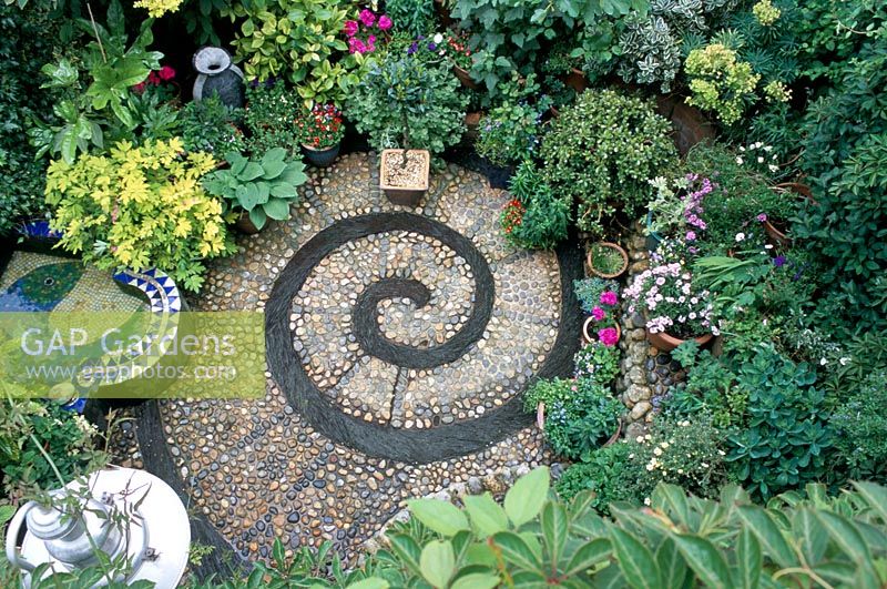 Patio - motif de mosaïque circulaire. Vue aérienne du jardin de la cour Chesham St à Brighton Sussex