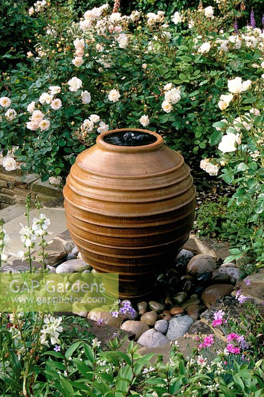 Petite fontaine à bulles en pot de terre cuite réutilisé avec Rosa 'Penelope' - Pondfield Cottage, Sussex