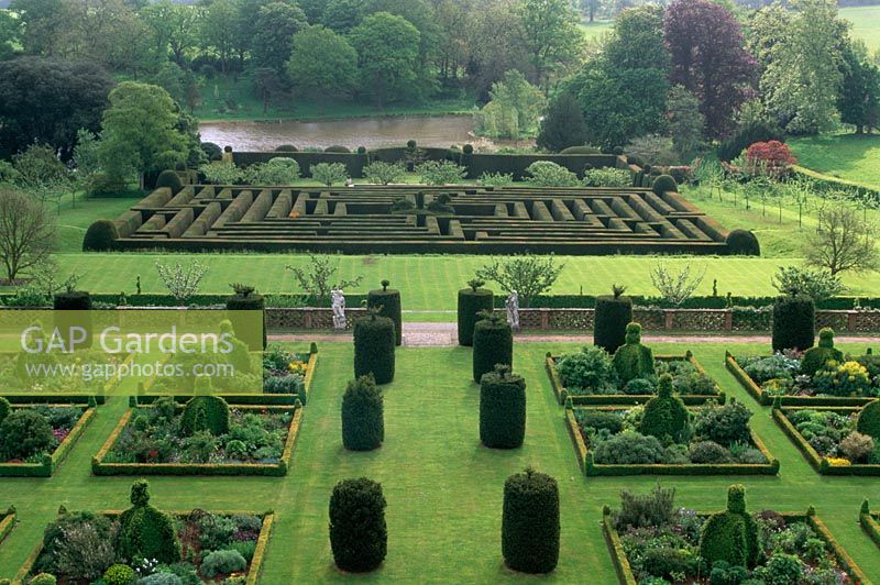 Labyrinthe et jardin à Hatfield House dans le Hertfordshire