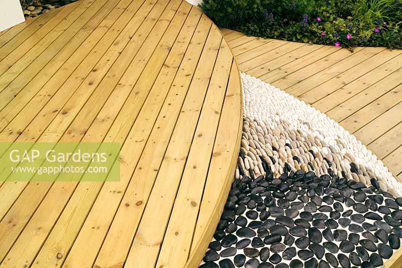 Terrasse en bois courbé avec mosaïque de galets