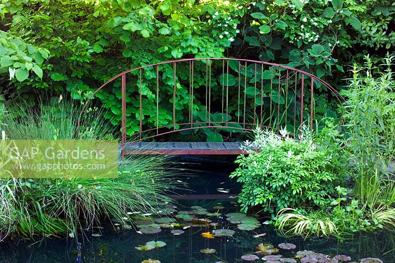Pont sur l'étang converti de l'ancienne piscine à Brewery House à Somerset