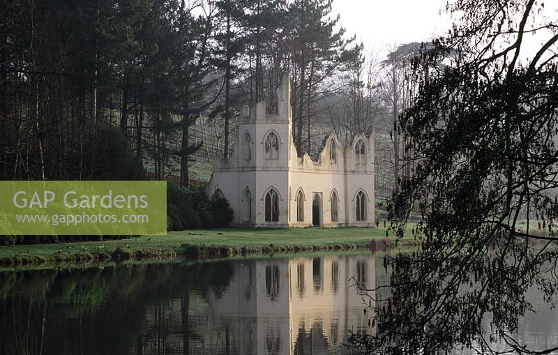 Abbaye en ruine dans le jardin paysager à Painshill à Surrey