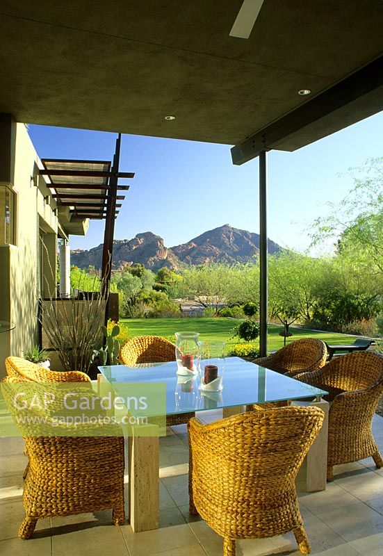 Meubles en osier et table à manger sur terrasse dans le jardin Kotoske à Phoenix Arizona USA