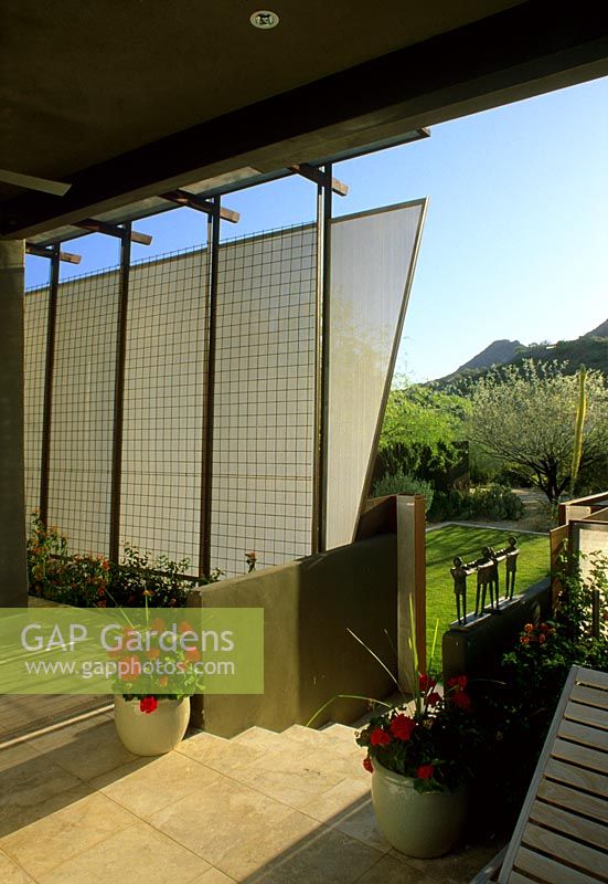 Patio avec marches et écrans solaires au jardin Kotoske à Phoenix Arizona USA