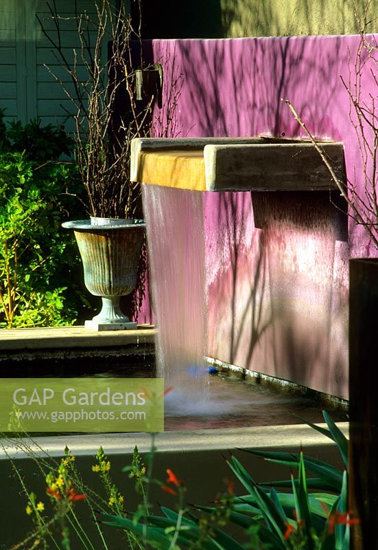 Jardin moderne avec chute d'eau et étang au jardin Kotoske à Phoenix, Arizona USA