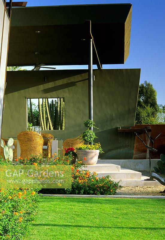 Patio avec des meubles au Kotoske Garden à Phoenix, Arizona USA
