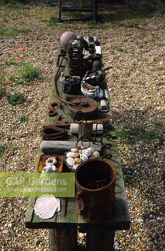Table de sculpture d'objets trouvés au jardin Derek Jarmans à Dungeness, Kent