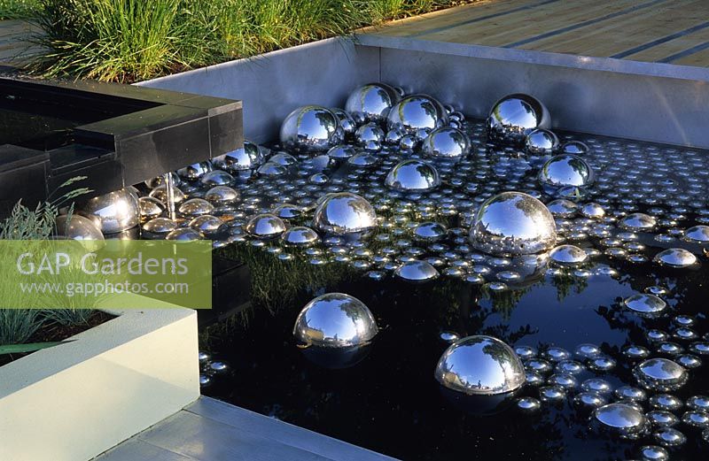 Piscine moderne avec sphères en verre métallique à Hampton Court FS 2001.