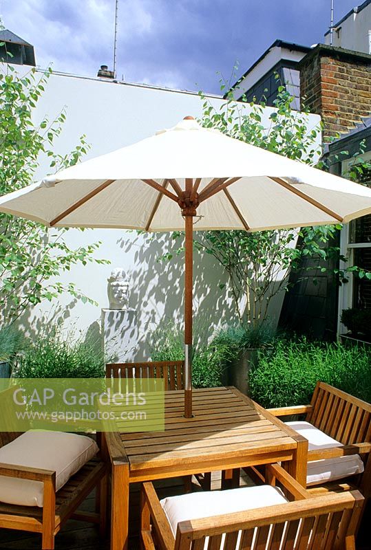 Table et chaises en bois avec parasol sur terrasse