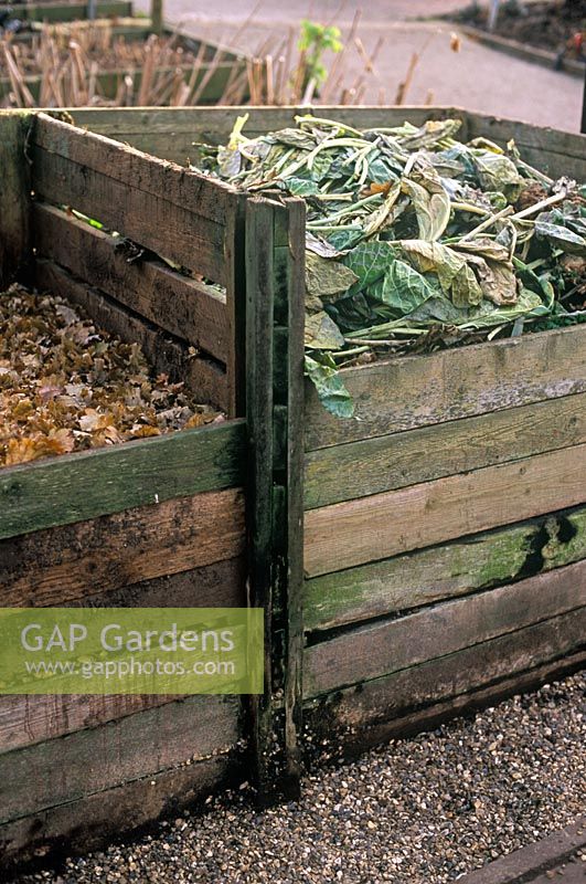 Bacs à compost en bois, un pour le compost général et un pour la moisissure des feuilles