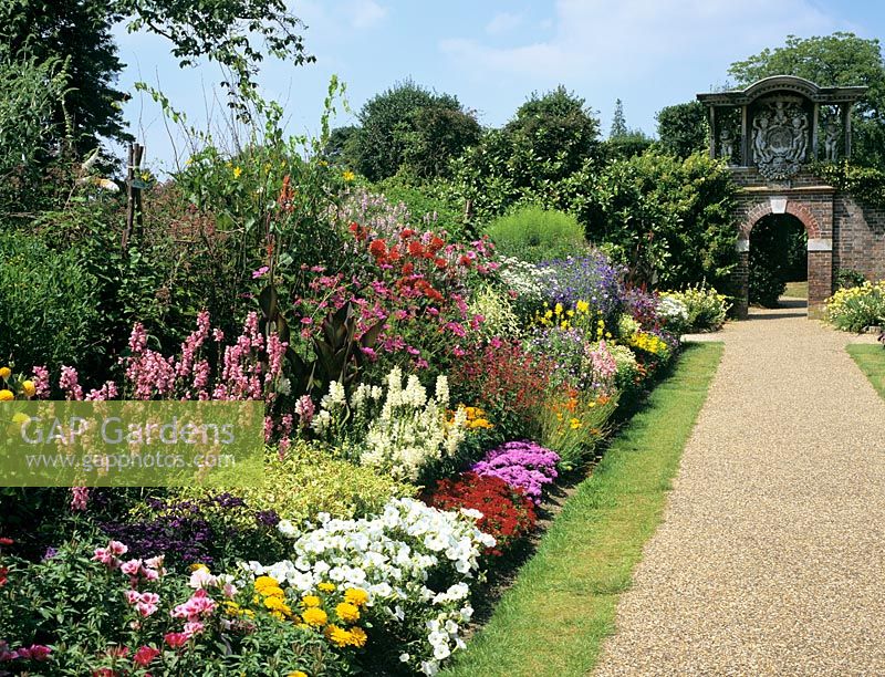 Parterre de soleil d'été ensoleillé. Jardin Nymans, Sussex.