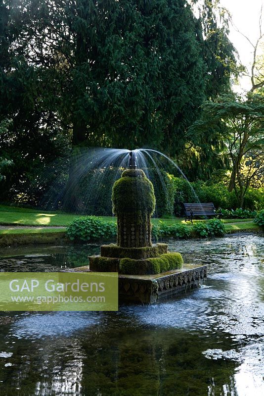 Jardin d'eau oriental exotique avec fontaine - Sezincote, Moreton-in-Marsh, Gloucestershire