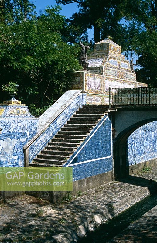 Canal de tuiles et étapes dans le ruisseau Jamor, Palais de Queluz, près de Lisbonne, Portugal en mai