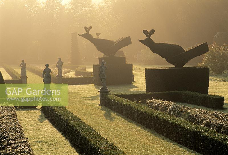 Le long jardin dans la brume matinale - Cliveden, Buckinghamshire