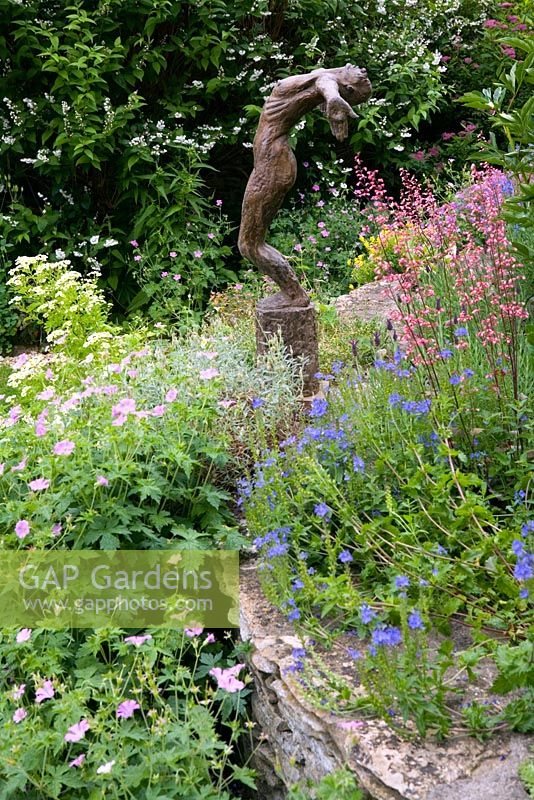 Statue en bronze de femme dans un parterre d'été planté de manière informelle - Hillesley House, Gloucestershire