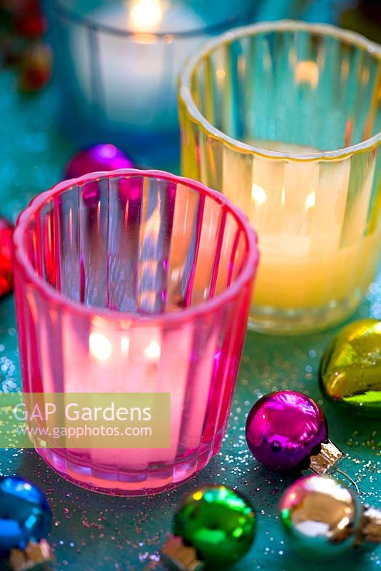Bougeoirs en verre avec boules de Noël et paillettes