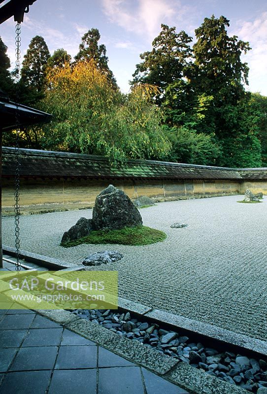 Jardin du temple Zen japonais de méditation bouddhiste avec gravier et rocher ratissé - Temple Ryoan-ji, Kyoto, Japon