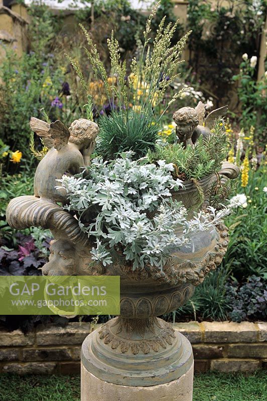 Plantation en réplique 'Bronze Urn' - Chelsea Flower Show