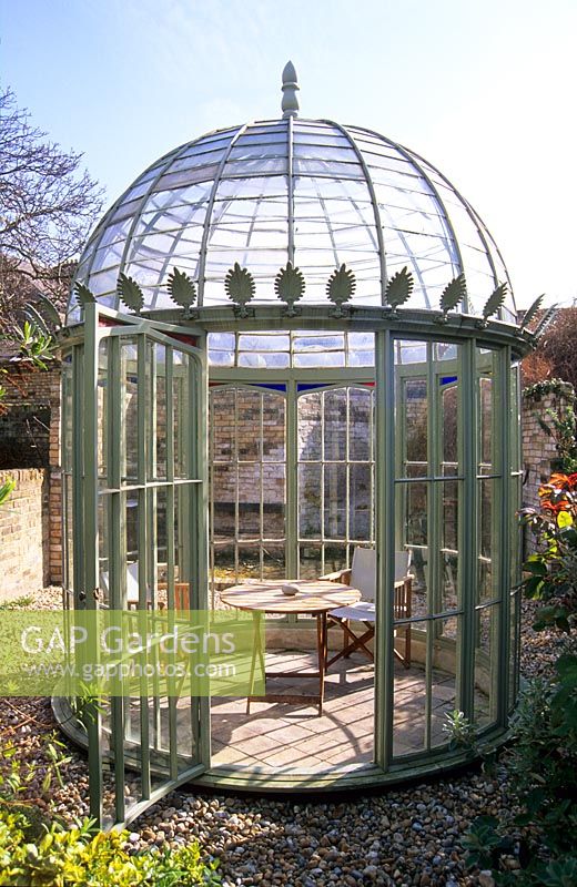 Solarium d'origine du XIXe siècle restauré dans un jardin de Cambridge