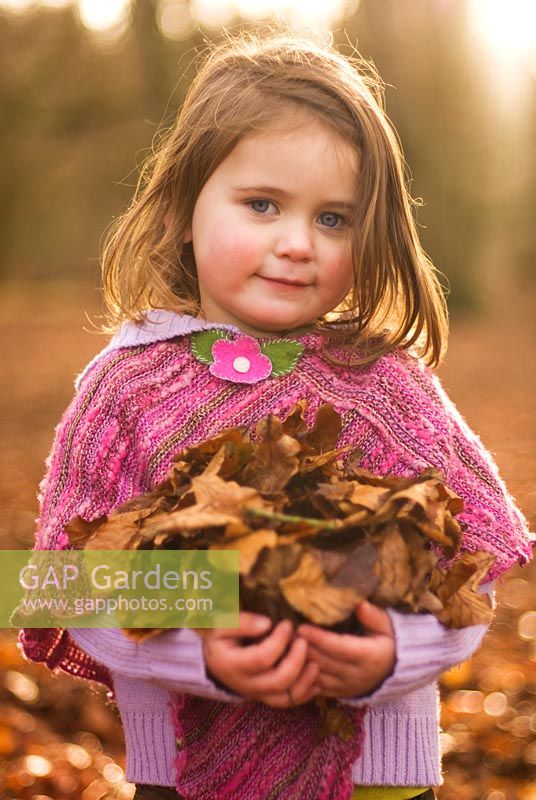 Petite fille, tenue, feuilles automne