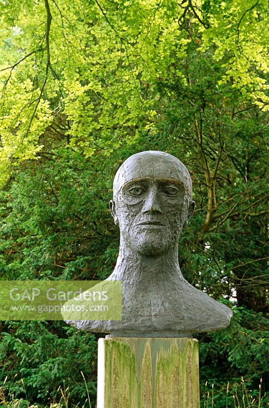 'In Memoriam III ', 1983, tête en bronze de Dame Elizabeth Frink située au milieu des arbres dans le jardin Cranborne Manor, Cranborne, Dorset