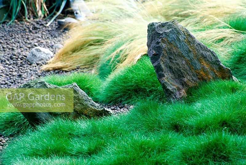 Roches et herbes dans le jardin conceptuel de Helter Skelter, Londres