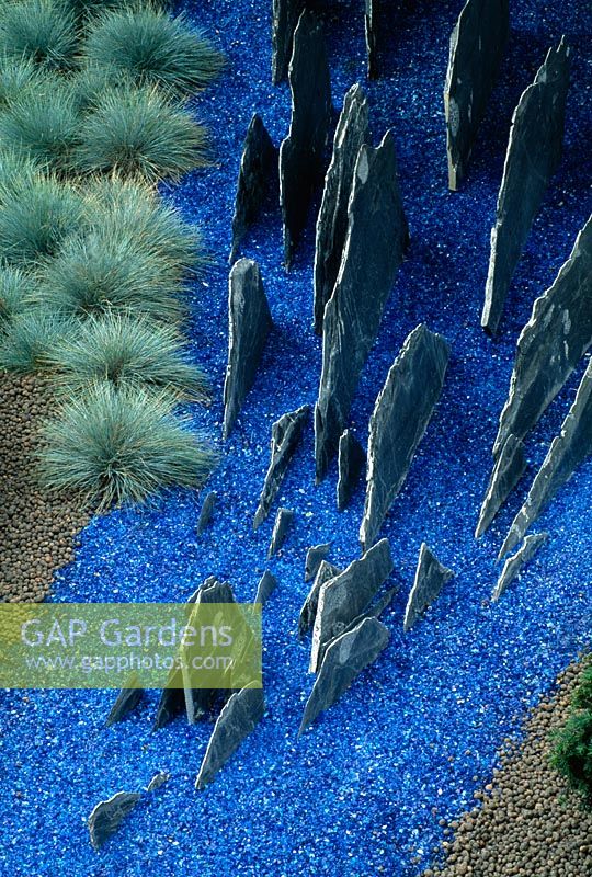 Festuca glauca, ardoise et gravier bleu dans le jardin conceptuel Helter Skelter, Londres