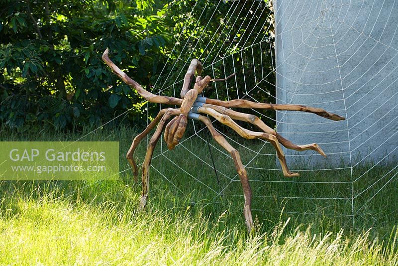 Araignée géante en bois et ornement en toile - 'The Growing Schools Garden', Hampton Court 2007