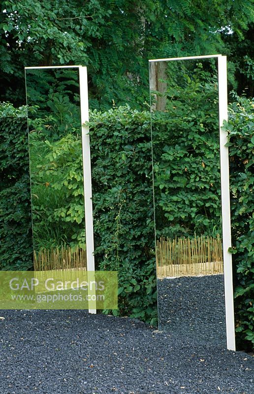 Gravier noir, haies et miroirs dans le jardin de la pampa - Le 10e festival International des Jardins, Chaumont-sur-Loire, France 2001