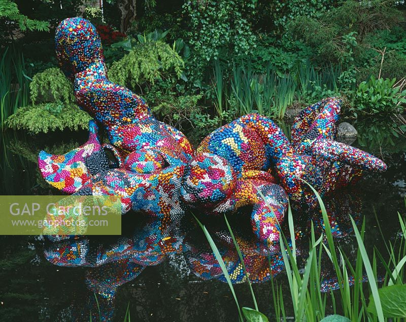 Sculpture de Tony Heywood flottant sur l'eau dans les jardins d'eau, Londres