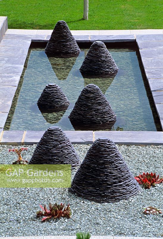 Pyramides sculpturales d'ardoise galloise et étang carré formel au Tatton Park Flower Show