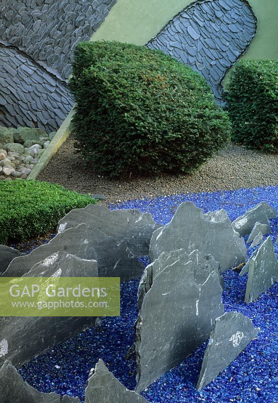 Jardin de style oriental avec paillis de gravier en verre bleu, ardoise et topiaire au Water Gardens, Sussex Gardens, Londres