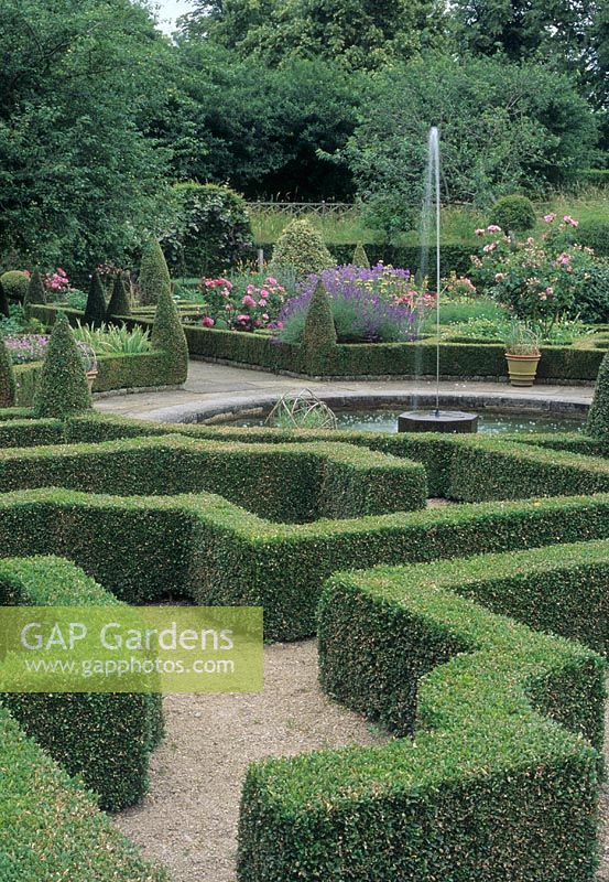 Palace Knot garden with low Buxus - Boîte avec fontaine au centre, Hatfield House, Hertfordshire