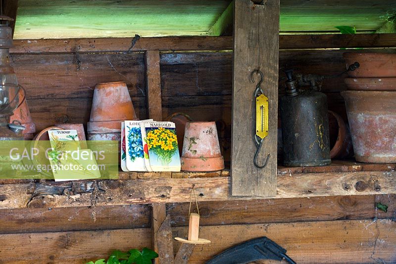 Pots en terre cuite et sachets de semences à l'intérieur de la remise en pot - «Le bureau de poste du village, le garage et le jardin maraîcher», Hampton Court FS 2007