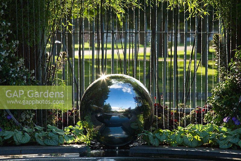 Sphère en acier inoxydable dans le jardin Growing Together à Hampton Court FS 2007.