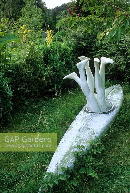 Canoë peint avec des jambes factices au Garden in Mind, Hampshire