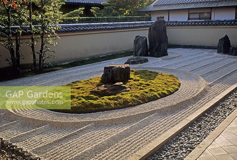 Jardin oriental clos de murs avec du gravier incliné et des rochers sculptés - Temple Ryogen-in, Kyoto, Japon
