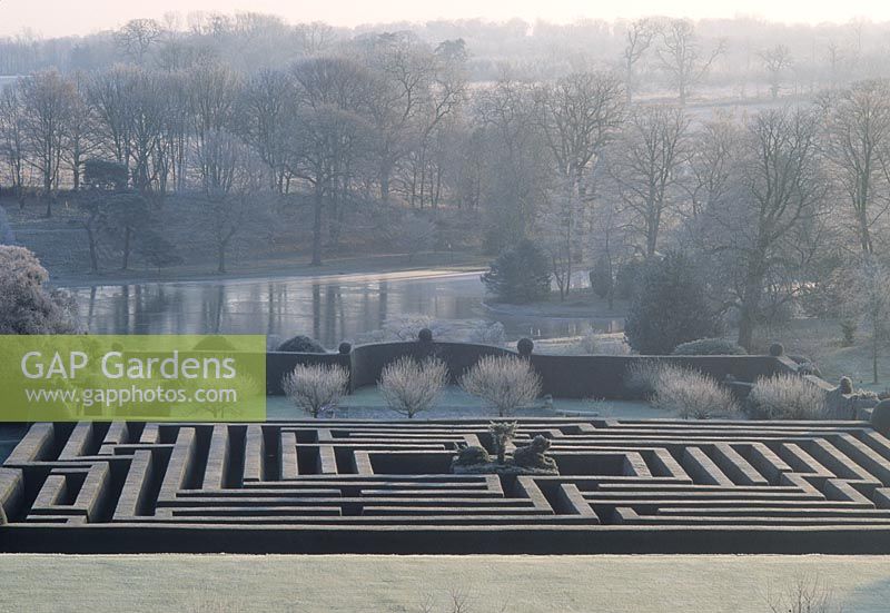 Vue vers le bas sur le labyrinthe coupé officiel, étang, arbres avec gel d'hiver - Hatfield House