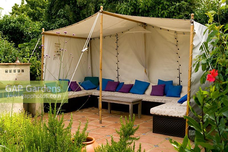 Coin salon sous tente dans un jardin à thème marocain