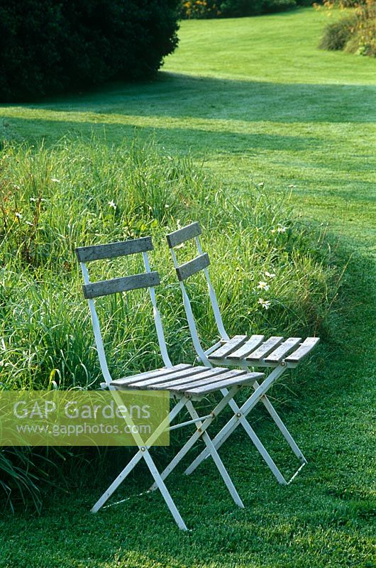 Herbe fauchée / non fauchée, deux chaises et grande pelouse - Lady Farm, Somerset