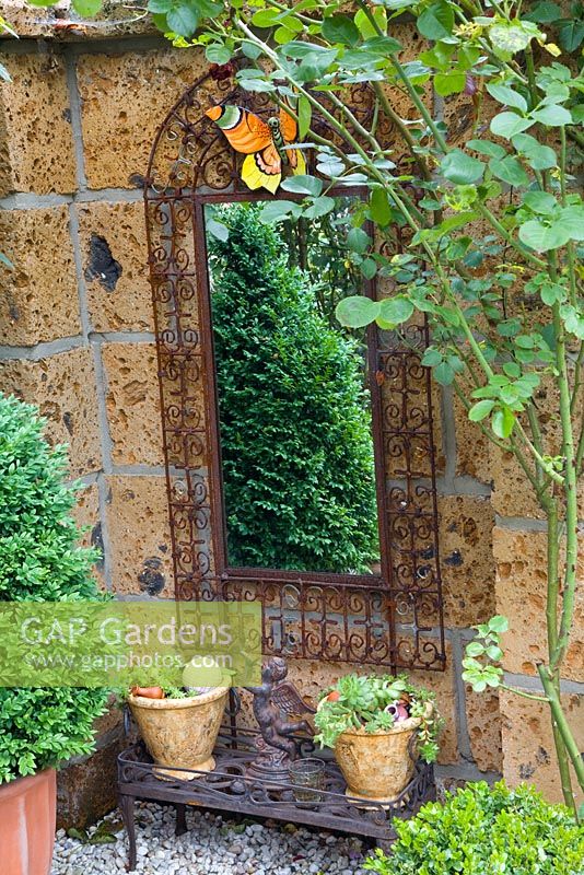 Miroir avec cadre décoratif sur mur de jardin