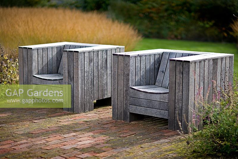 Assis dans le jardin 'Dérives d'herbe' au jardin clos Scampston, North Yorkshire