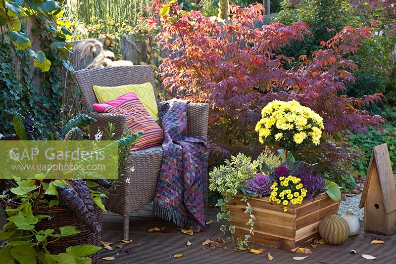 Terrasse d'automne avec siège et pot mixte