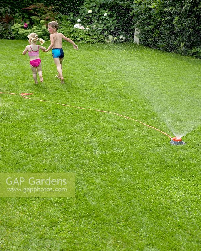 Enfants jouant sur l'herbe