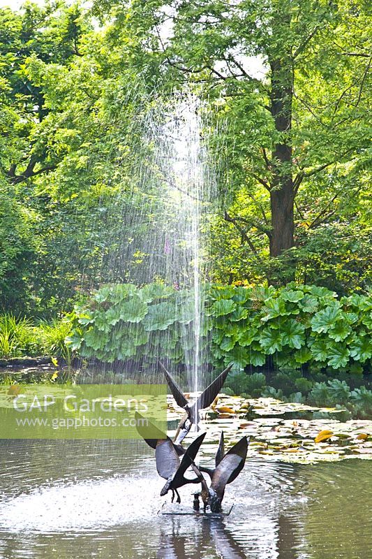 Jeu d'eau avec des sculptures d'oiseaux en métal