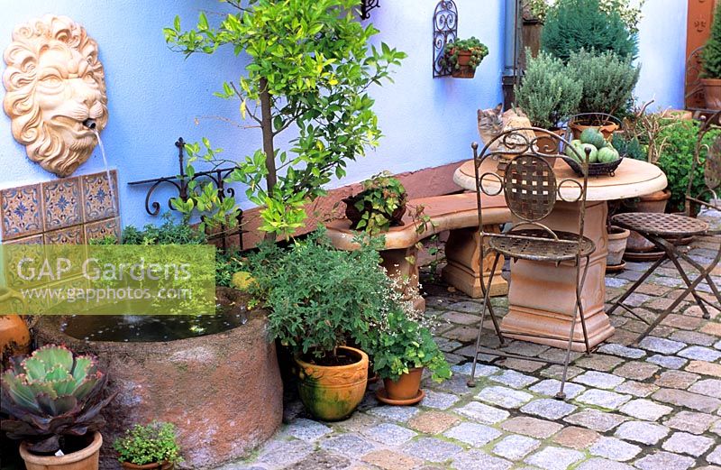 Salon de jardin méditerranéen avec ornements en terre cuite