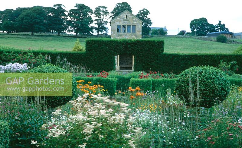 Jardin fleuri avec boîte topiaire et couverture d'if - Herterton House, nr Cambo, Morpeth, Northumberland