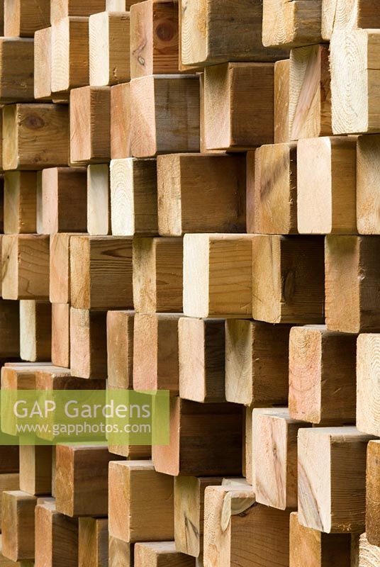 Un mur créé à partir de blocs de bois irréguliers - Jardin - The Pemberton Greenish Recess Garden, Designer - Paul Hensey with Knoll Gardens, Sponsor - Pemberton Greenish
