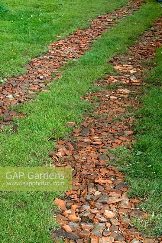 Carreaux cassés utilisés pour créer un chemin sur l'herbe - Hampton Court Flower Show 2007